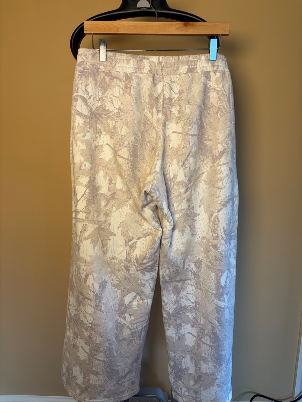 Neutral Camo Patterned Drawstring Wide Leg Sweatpants - Picture 3 of 4